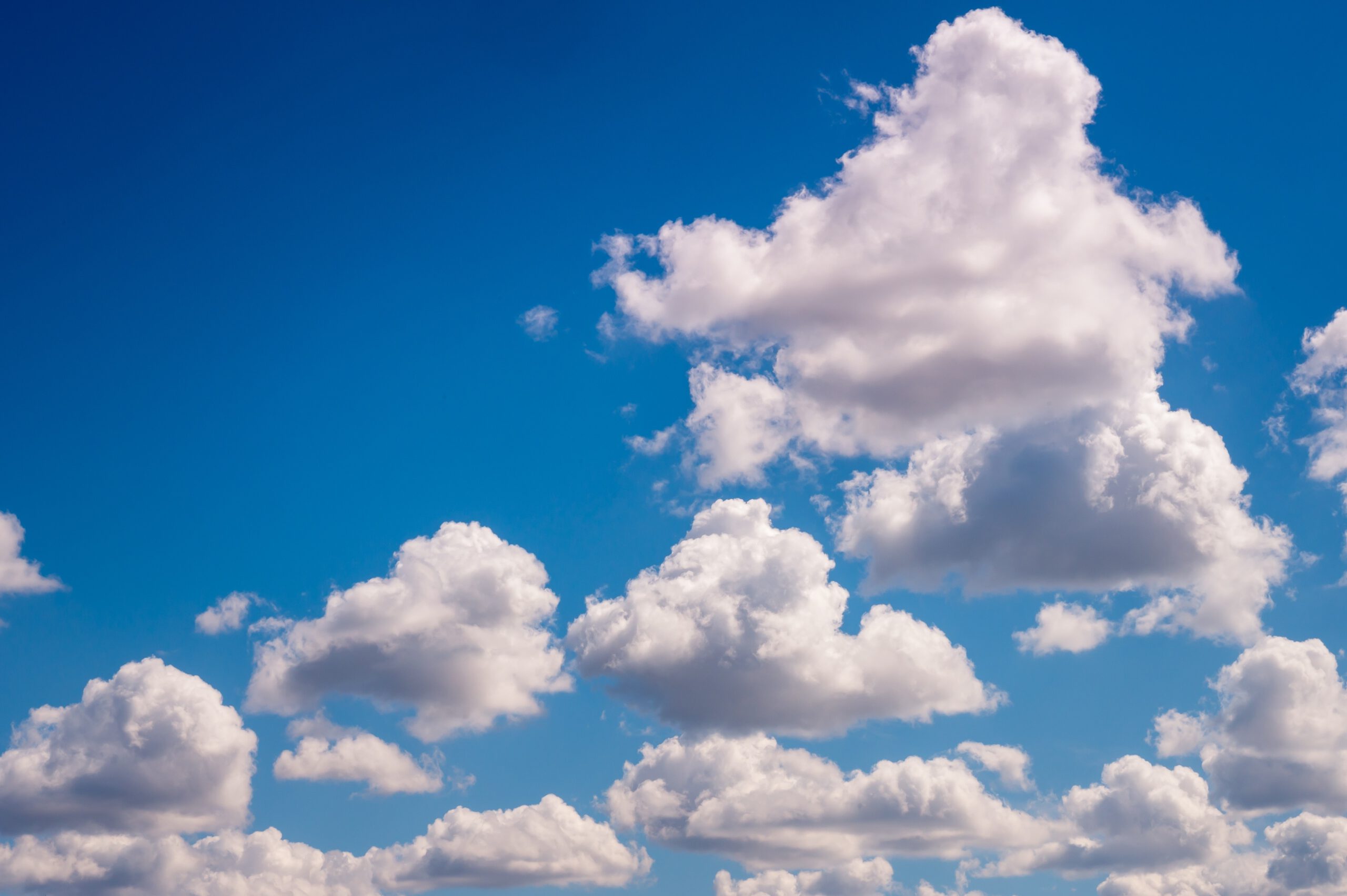 Cielo azul con nubes: Los beneficios e importancia de las metáforas en terapia psicológica"