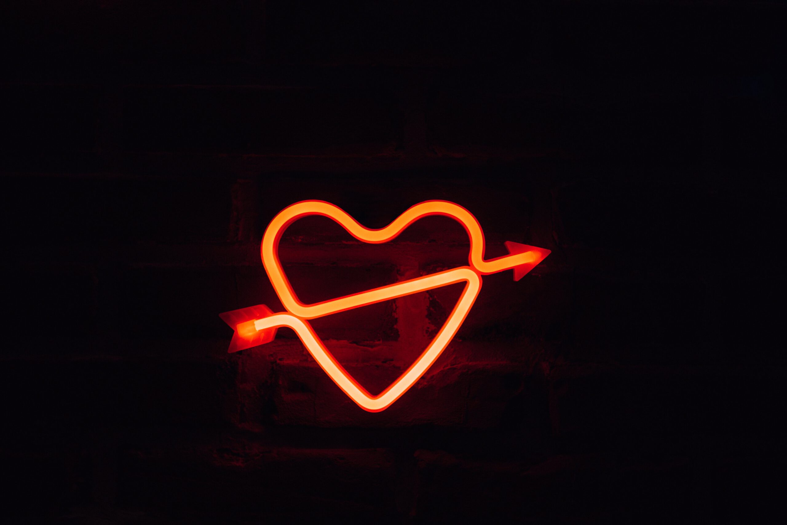 Corazón iluminado en neon: explorando la filofobia a través de un símbolo