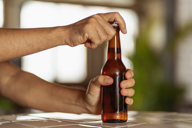 Entre sombras y tentaciones: 'delirium Tremens' desatado en la apertura de una botella de cerveza