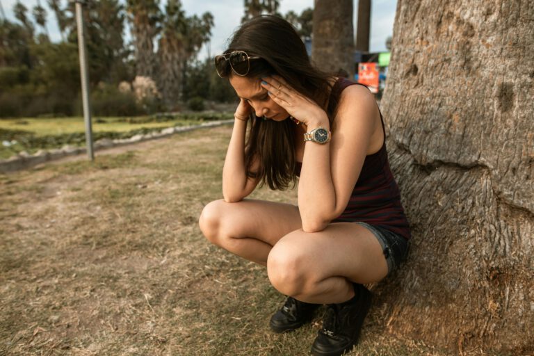 Mujer Experimentando Síntomas de Ansiedad: Mareos en el Parque