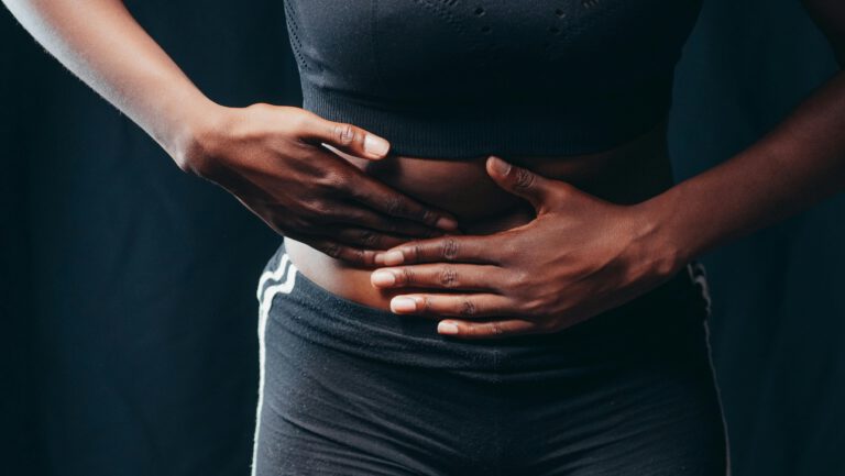 Mujer con Síntomas de Ansiedad: Dolor Abdominal