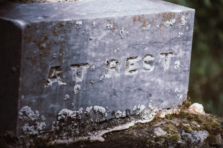 Lápida con Inscripción 'At Rest' en Cementerio