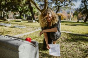 Mujer en el Cementerio Rindiendo Tributo